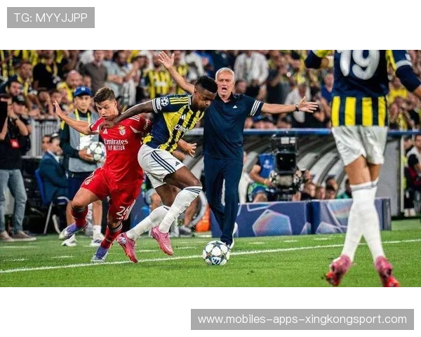 本菲卡奥尔斯内斯后点抢点破门势不可挡，展现无与伦比的足球智慧